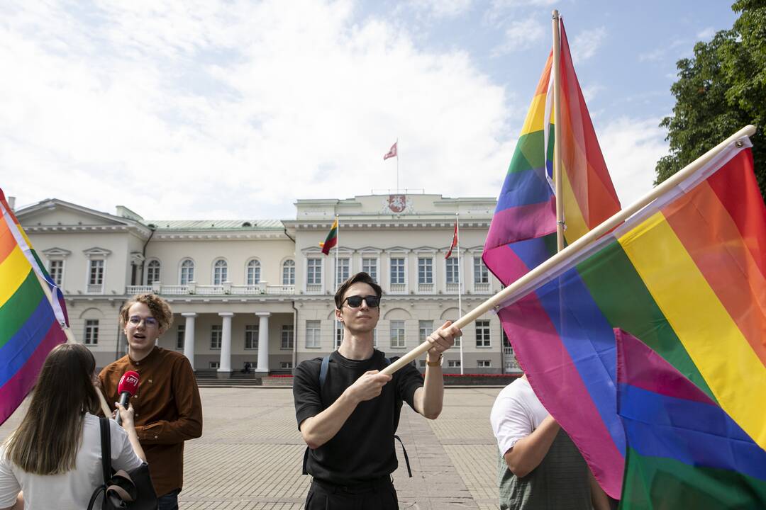 LGBT bendruomenė surengė prezidento padrąsinimo akciją