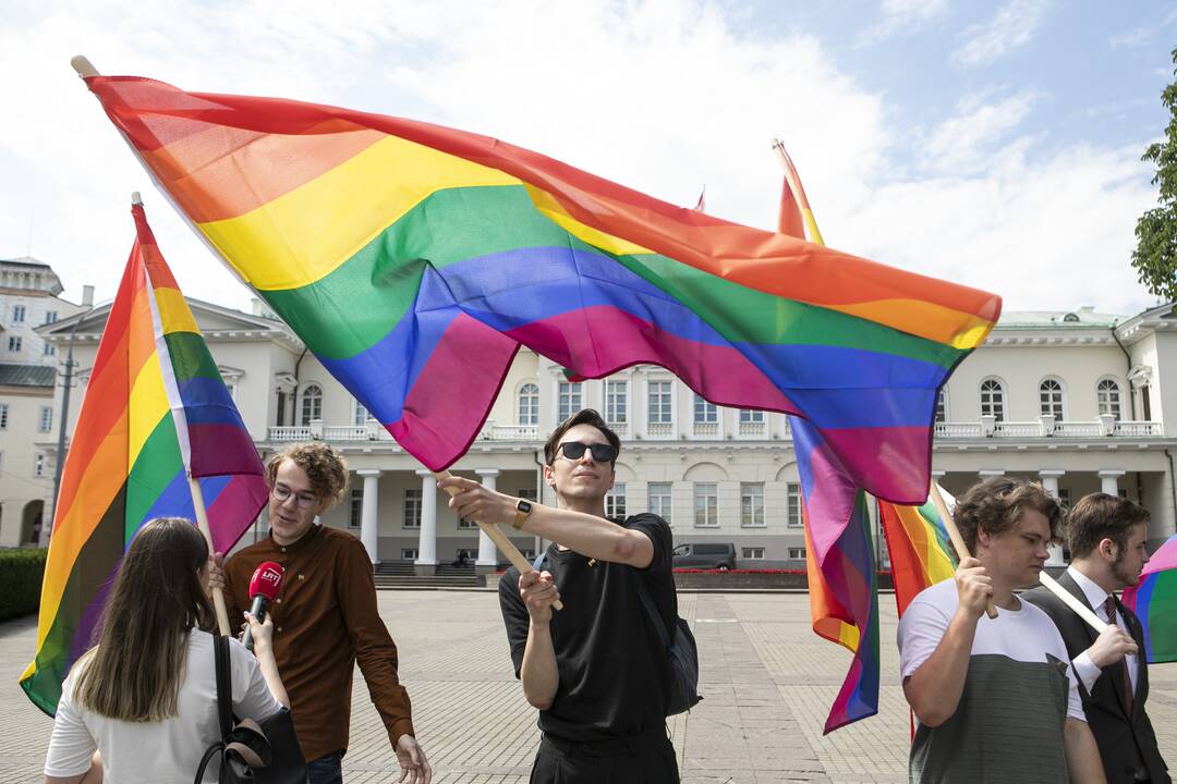 LGBT bendruomenė surengė prezidento padrąsinimo akciją