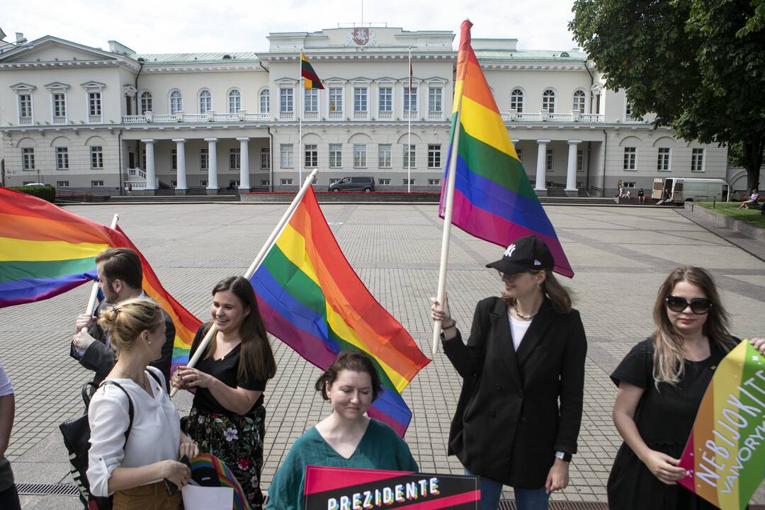 LGBT bendruomenė surengė prezidento padrąsinimo akciją