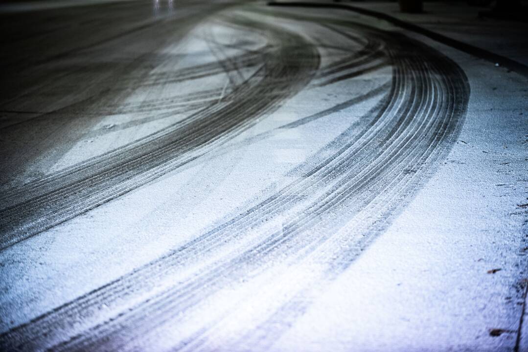 Kelininkai: naktį eismo sąlygas sunkins plikledis ir lijundra