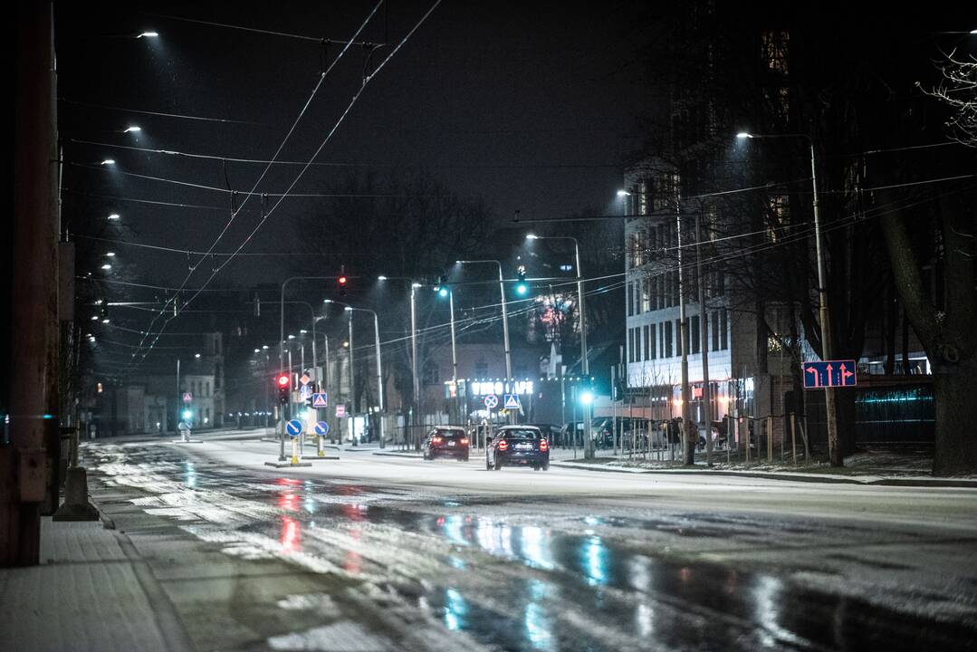 Naktį eismo sąlygas sunkins plikledis ir rūkas