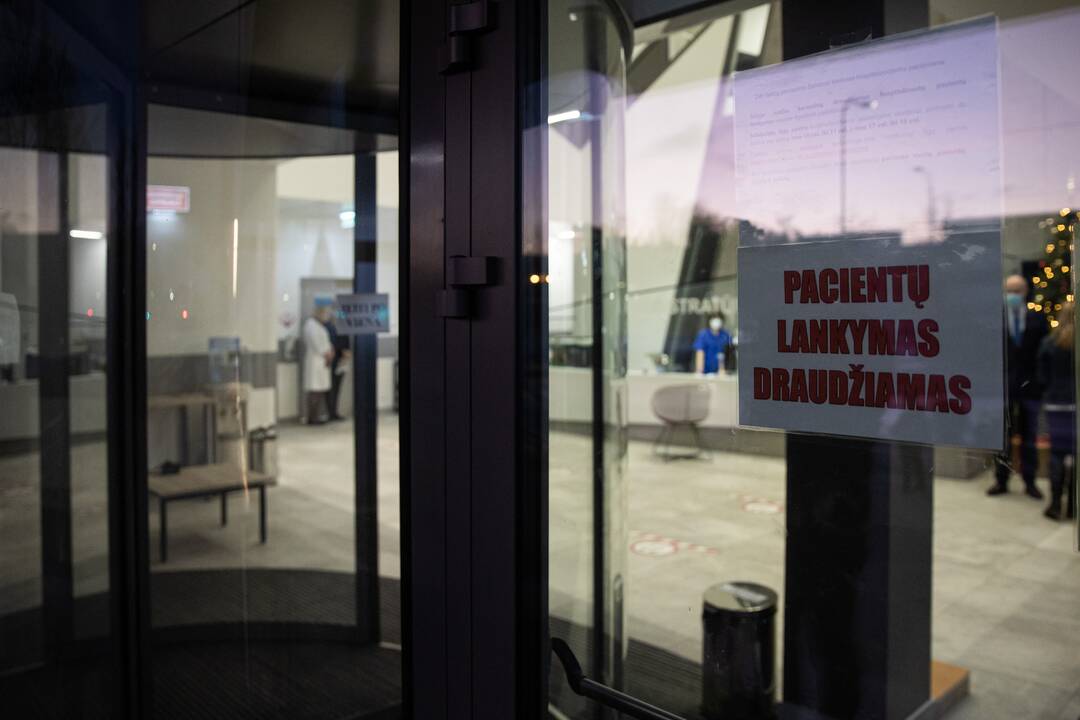 Santaros klinikose nuo COVID-19 infekcijos paskiepyta pirmoji medicinos darbuotoja