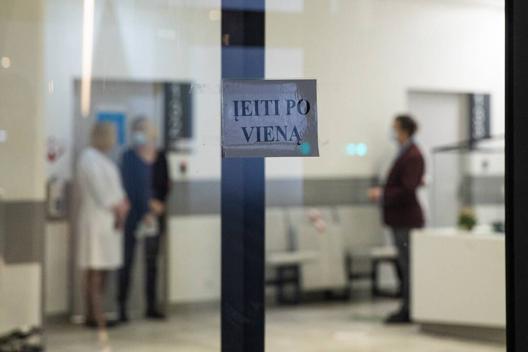 Santaros klinikose nuo COVID-19 infekcijos paskiepyta pirmoji medicinos darbuotoja