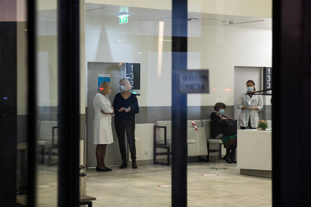 Santaros klinikose nuo COVID-19 infekcijos paskiepyta pirmoji medicinos darbuotoja