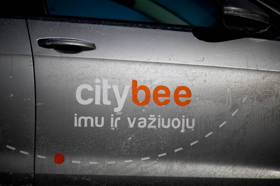 Paaugliai „CityBee“ automobiliu bandė pabėgti nuo policijos