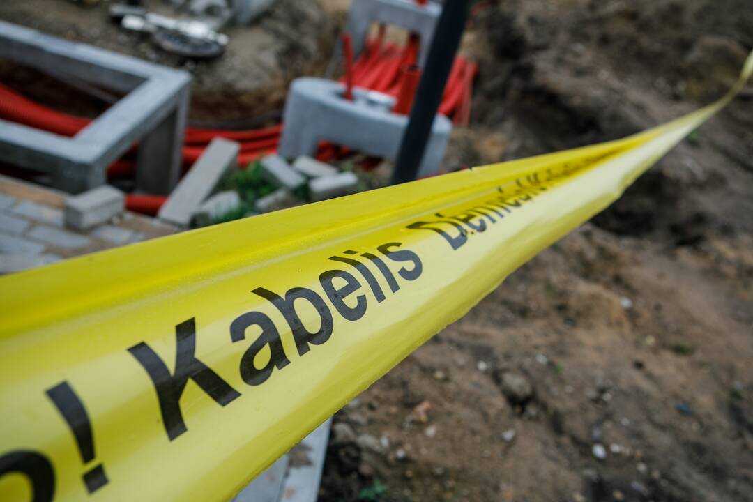 Vyras degino elektros kabelius