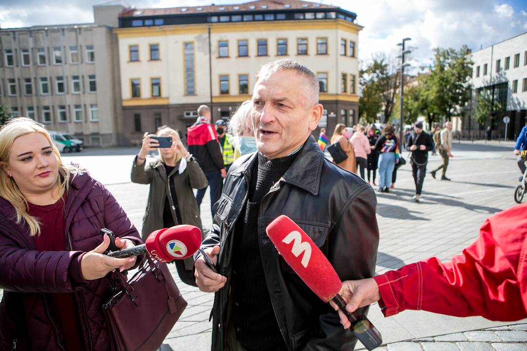 Į LGBT eitynes renkasi žmonės