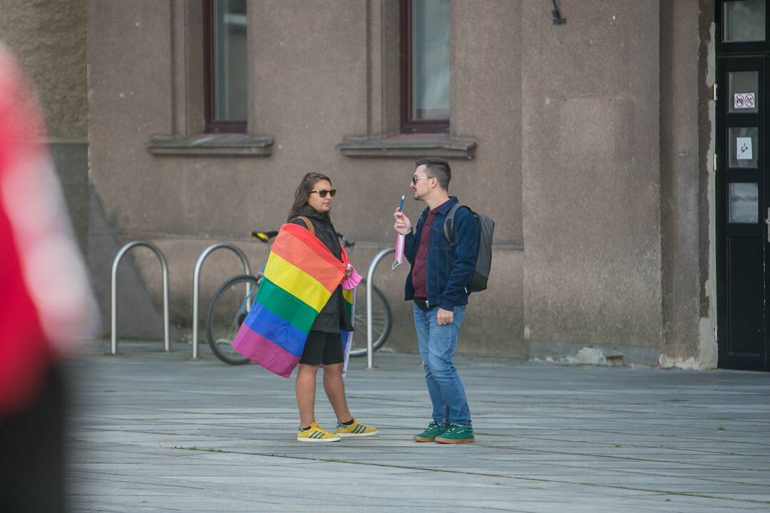 Į LGBT eitynes renkasi žmonės