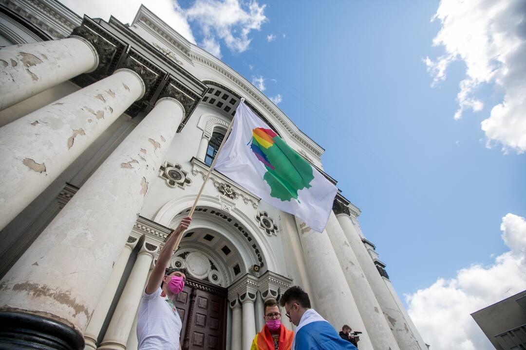 Į LGBT eitynes renkasi žmonės