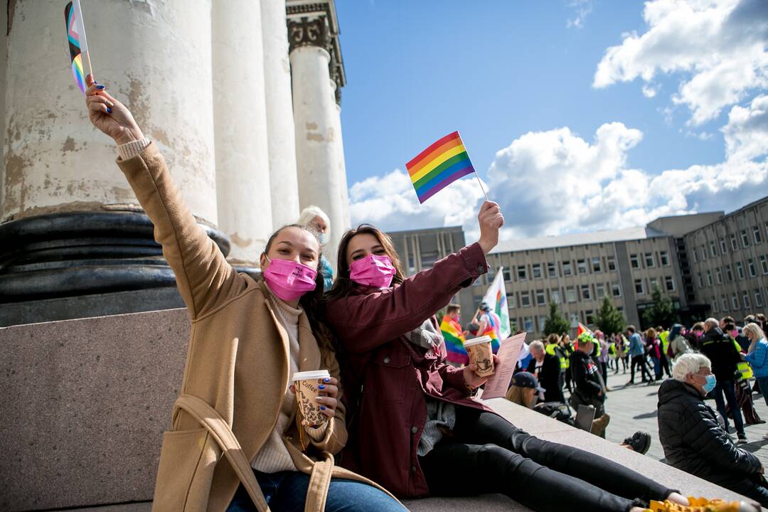 Į LGBT eitynes renkasi žmonės