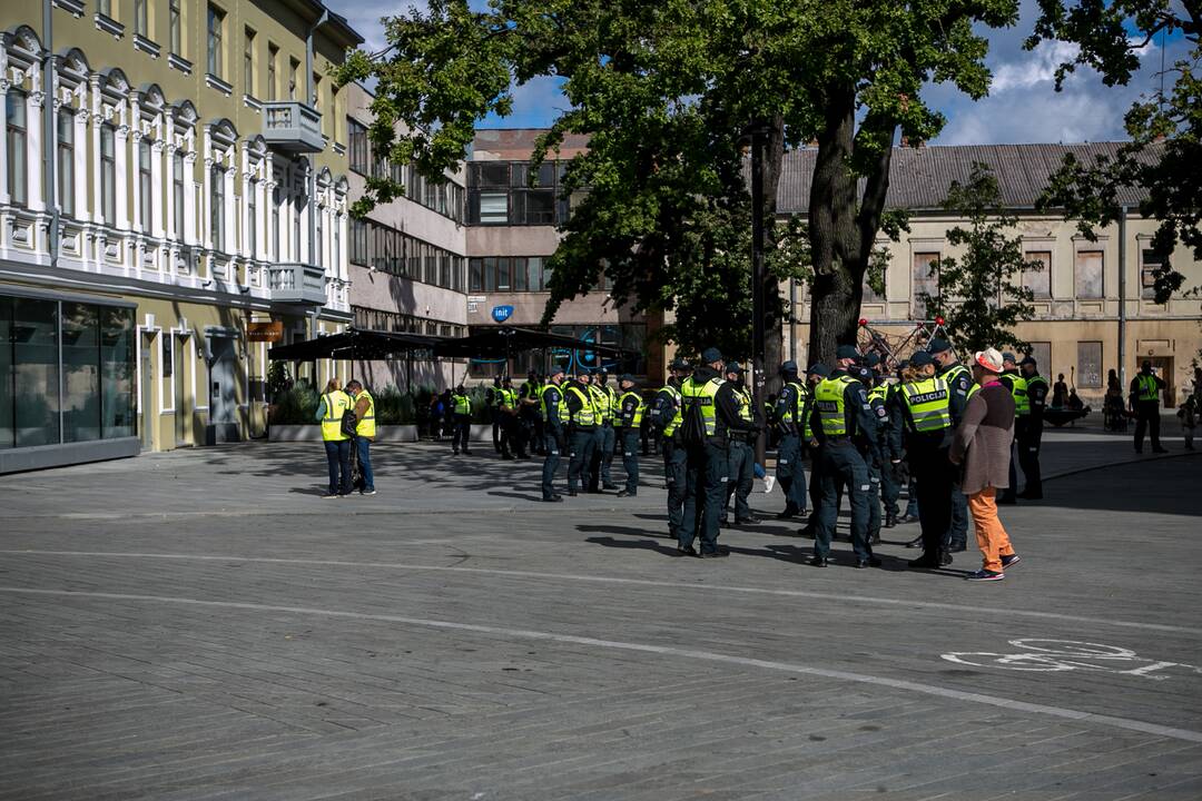 Į LGBT eitynes renkasi žmonės