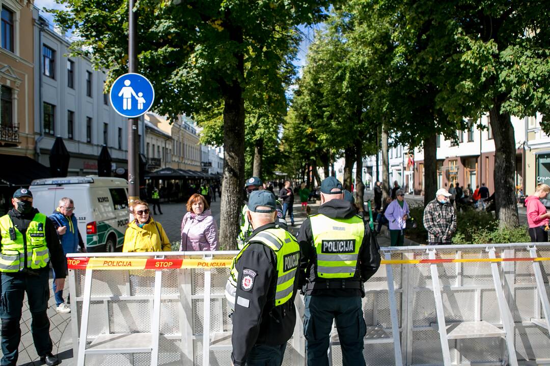 Į LGBT eitynes renkasi žmonės