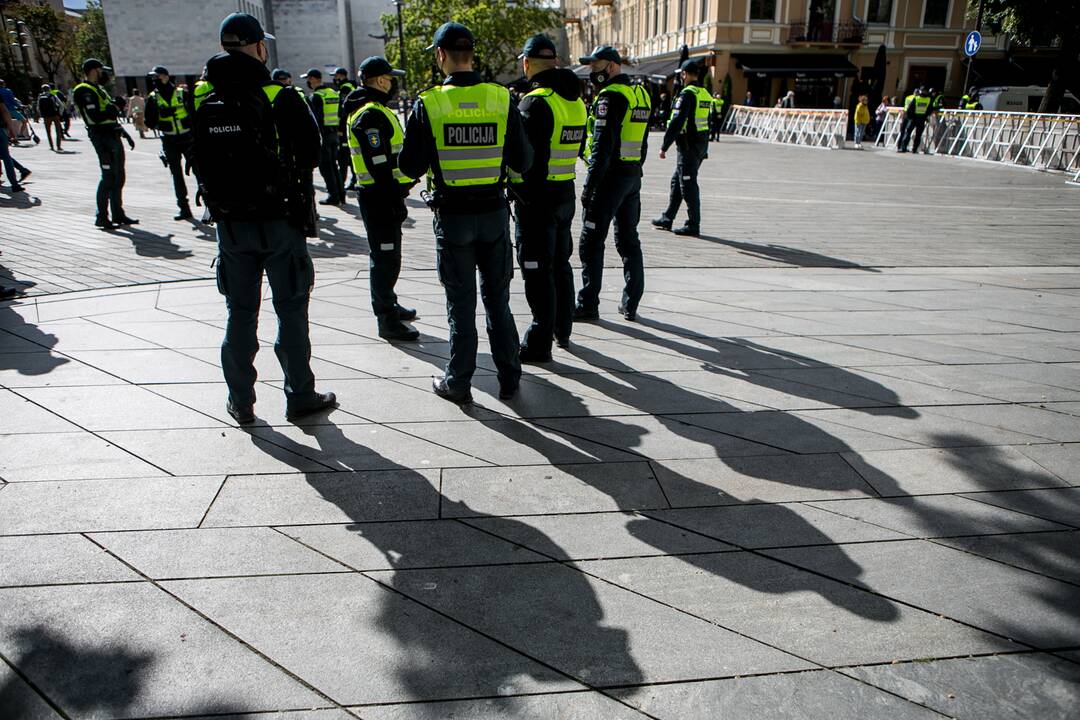 Į LGBT eitynes renkasi žmonės
