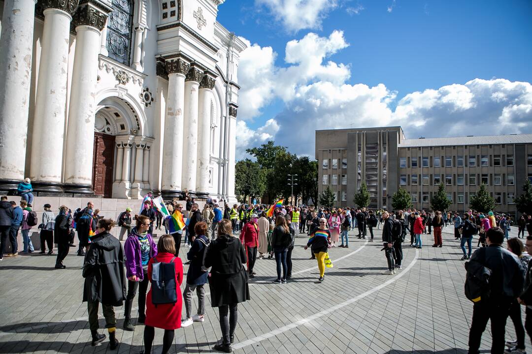 Į LGBT eitynes renkasi žmonės