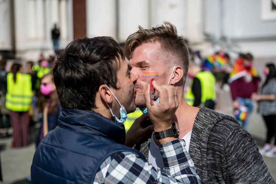 Į LGBT eitynes renkasi žmonės