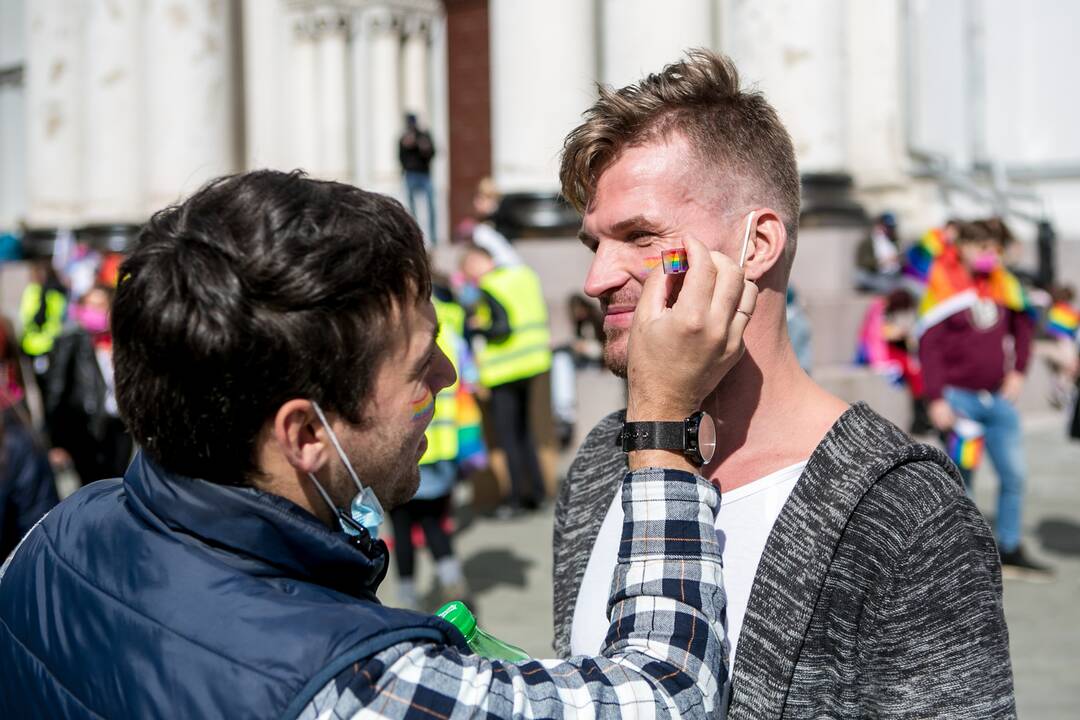 Į LGBT eitynes renkasi žmonės