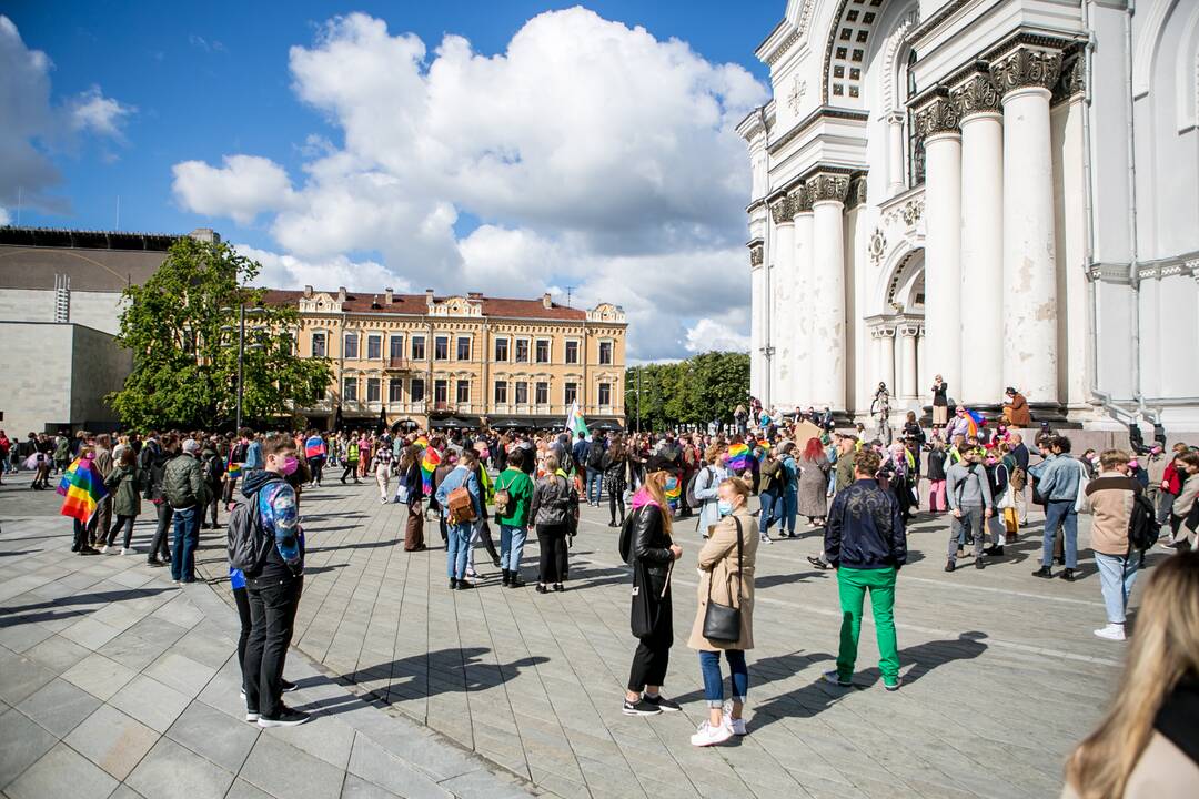 Į LGBT eitynes renkasi žmonės