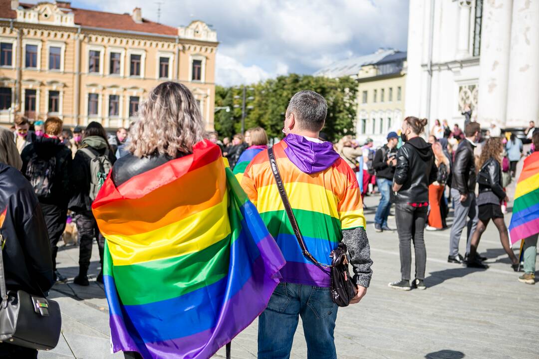 Į LGBT eitynes renkasi žmonės