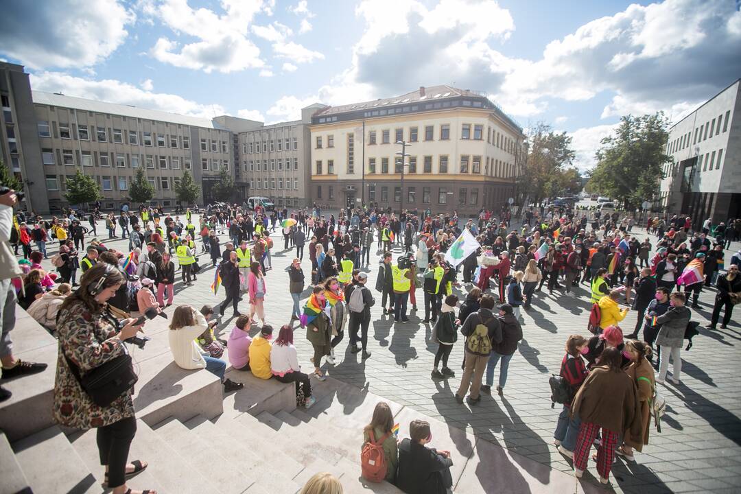 Į LGBT eitynes renkasi žmonės