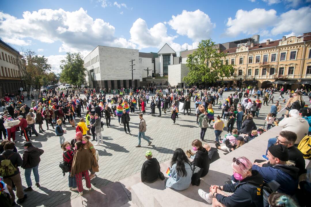 Į LGBT eitynes renkasi žmonės