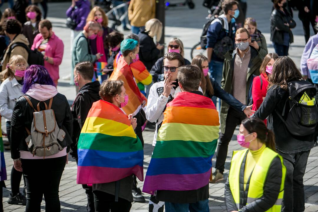 Į LGBT eitynes renkasi žmonės