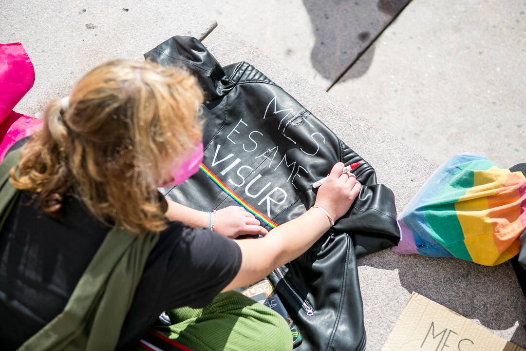 Į LGBT eitynes renkasi žmonės
