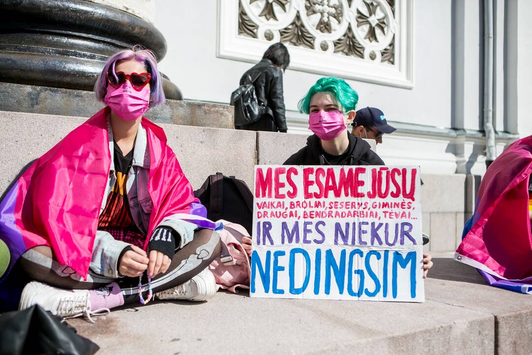 Į LGBT eitynes renkasi žmonės