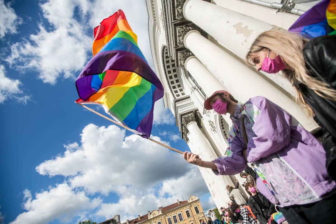 Į LGBT eitynes renkasi žmonės