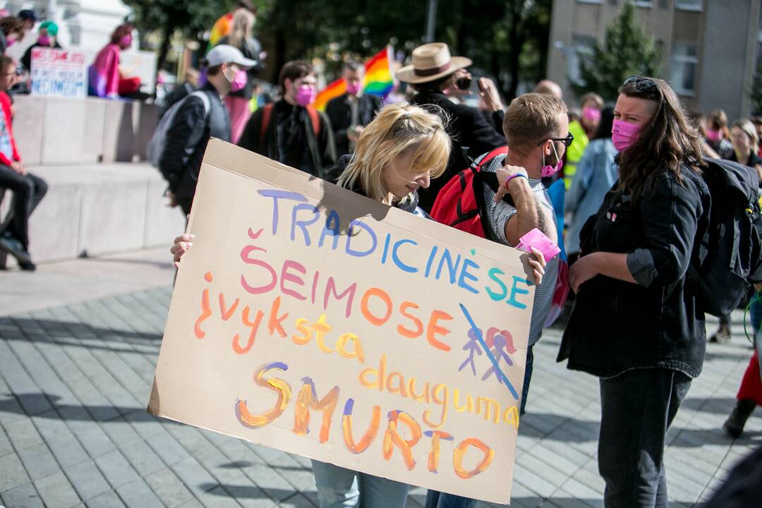 Į LGBT eitynes renkasi žmonės