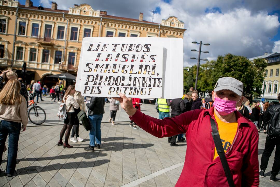 Į LGBT eitynes renkasi žmonės