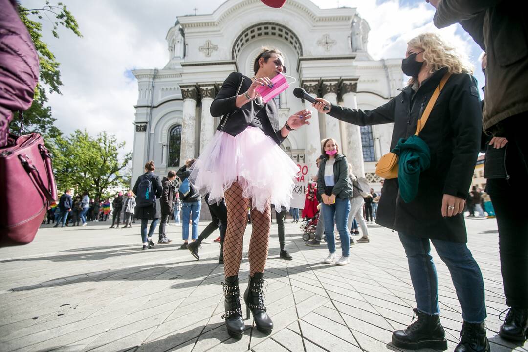 Į LGBT eitynes renkasi žmonės