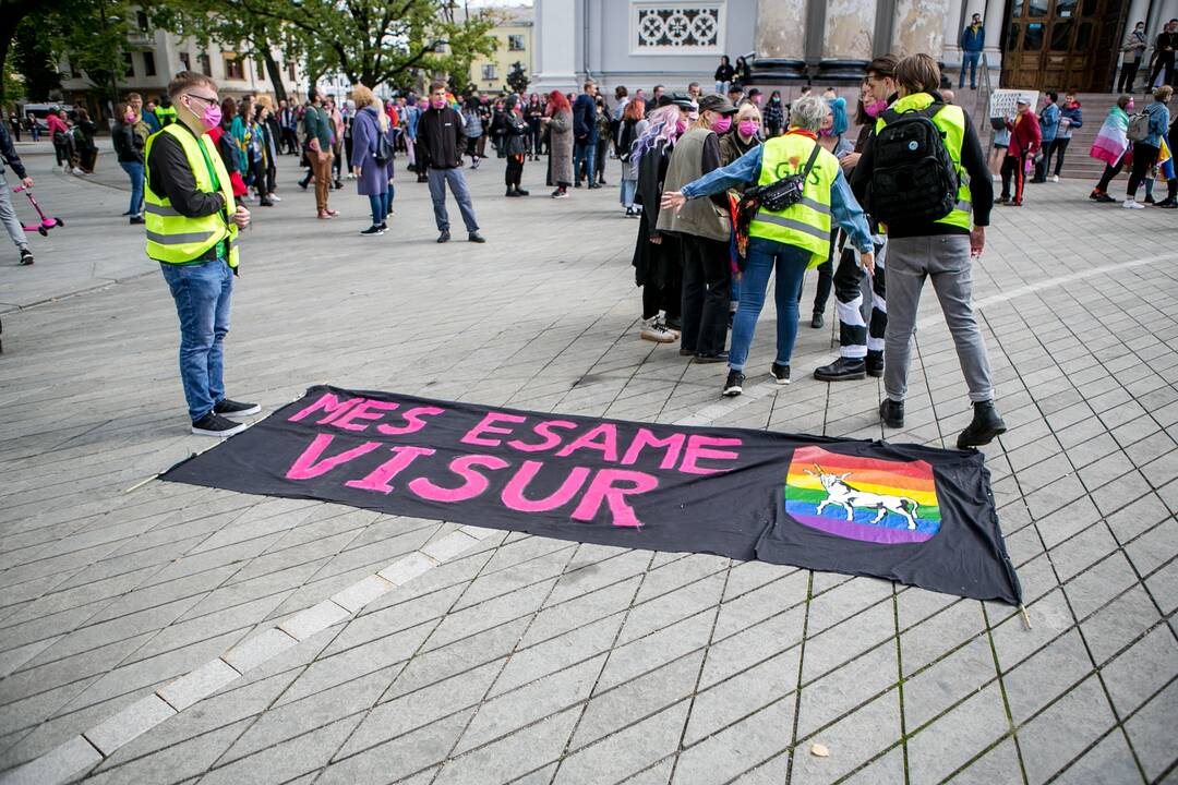 Į LGBT eitynes renkasi žmonės