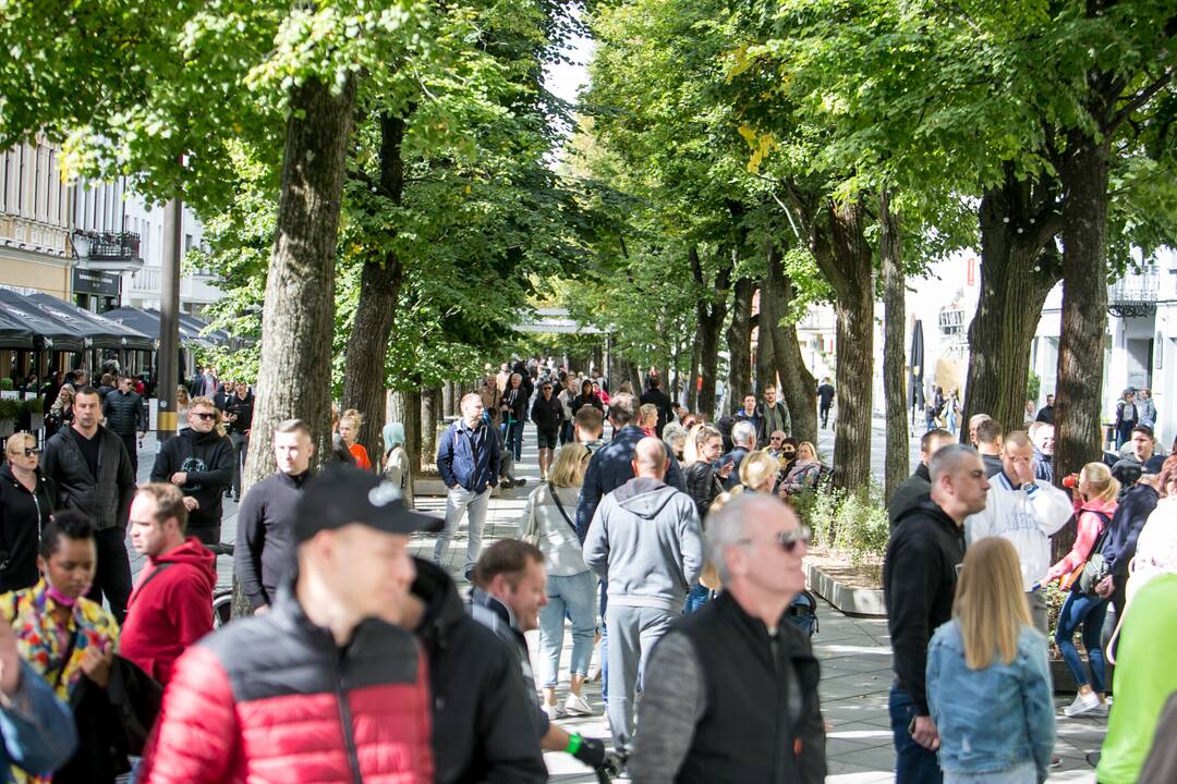 Į LGBT eitynes renkasi žmonės