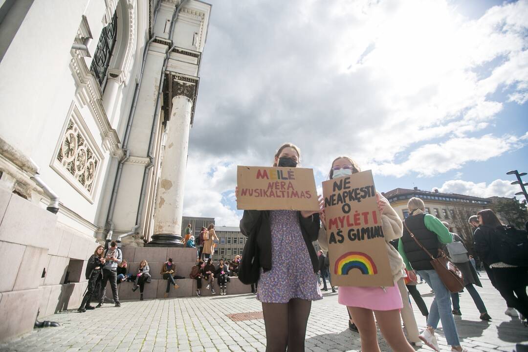 Į LGBT eitynes renkasi žmonės