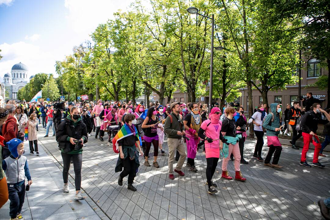 Neramumai per LGBT paradą