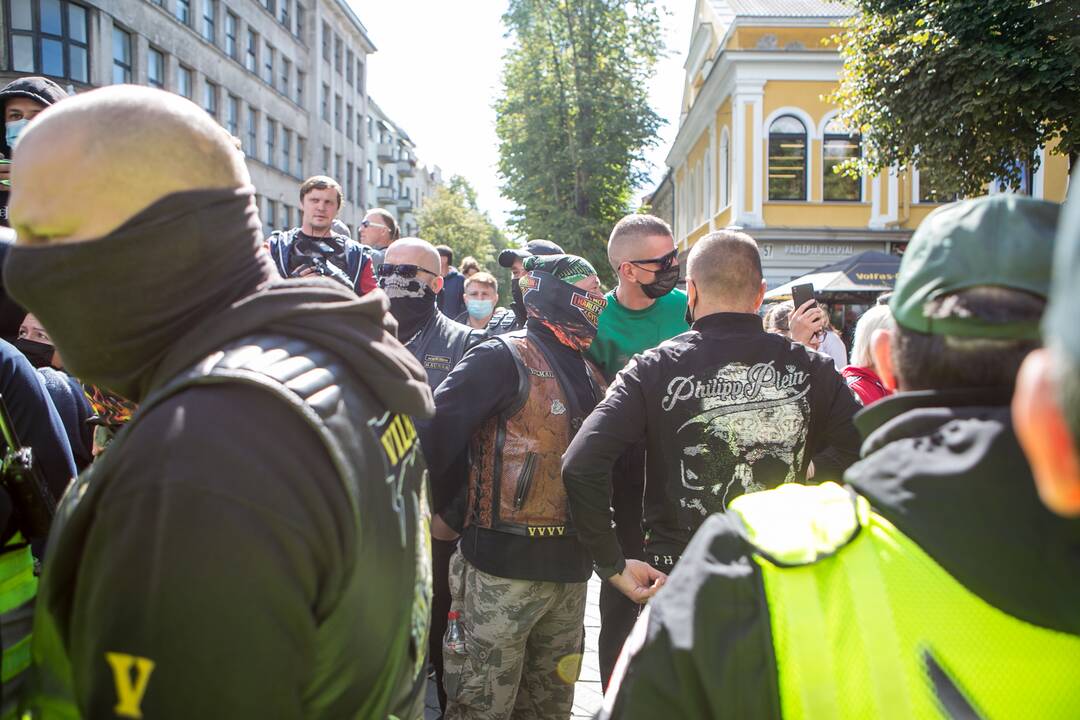 Neramumai per LGBT paradą