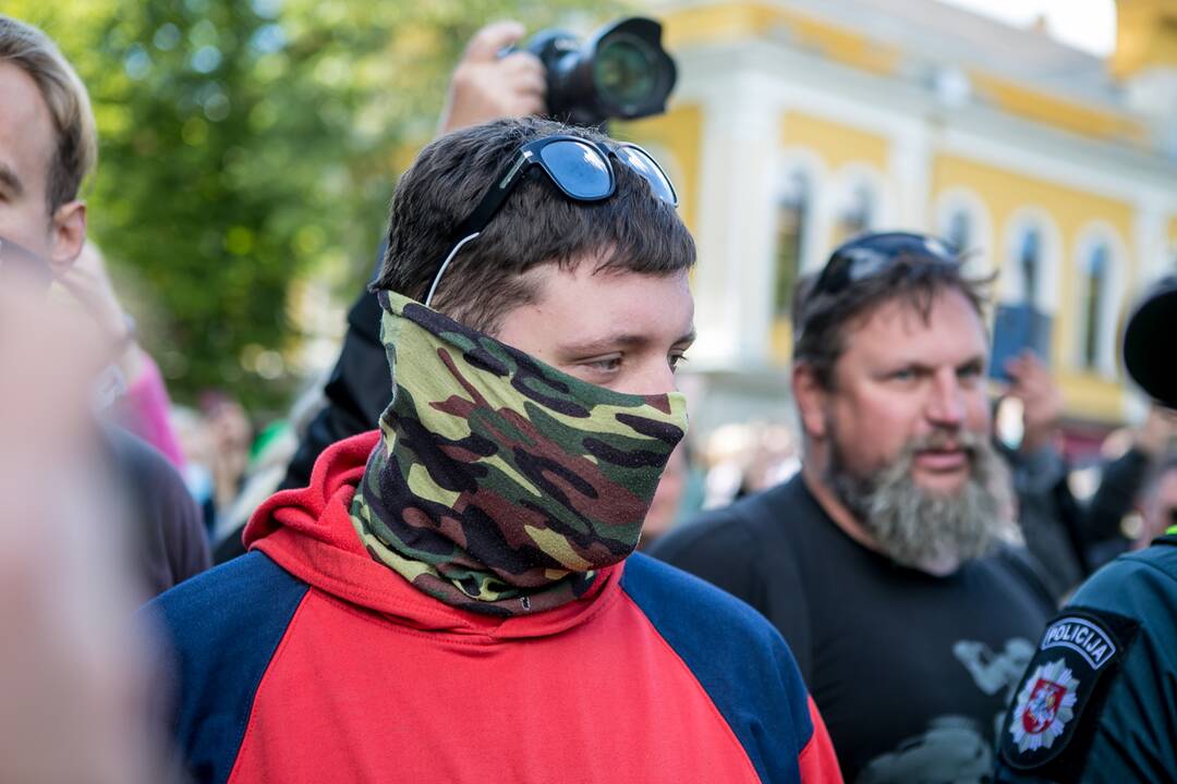 Neramumai per LGBT paradą