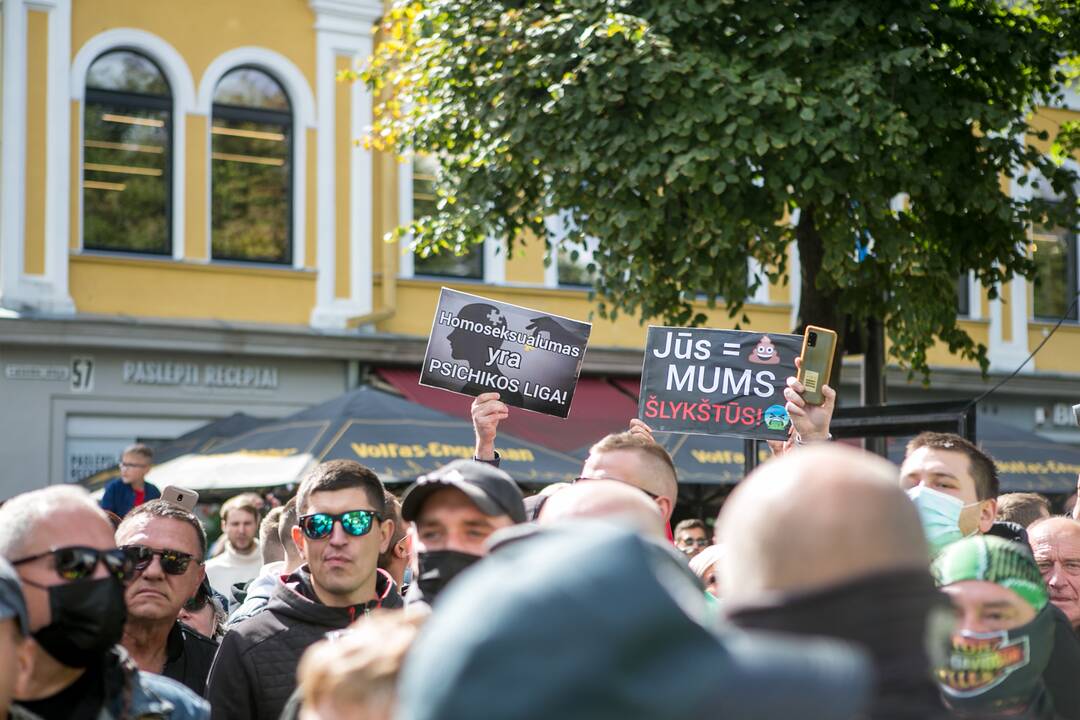 Neramumai per LGBT paradą