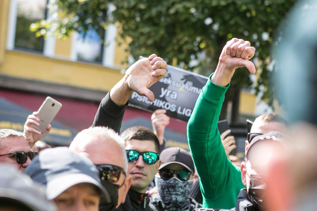 Neramumai per LGBT paradą