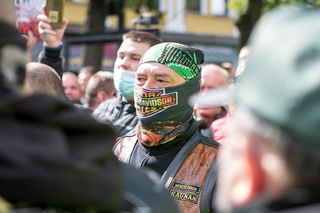 Neramumai per LGBT paradą
