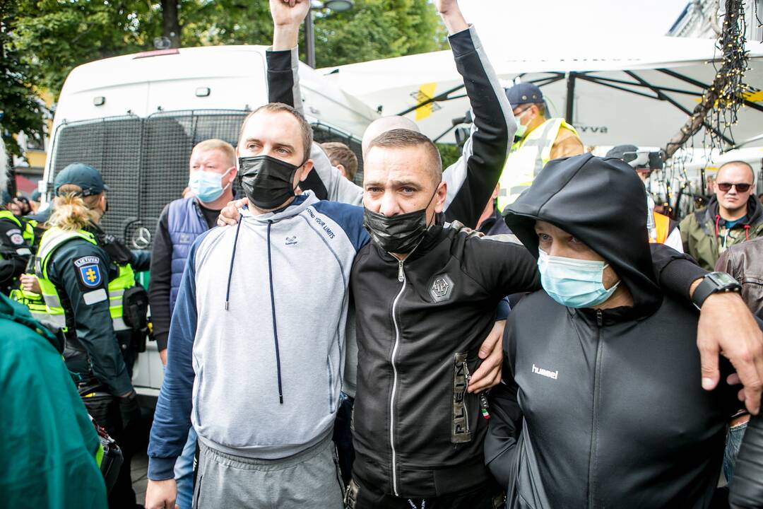 Neramumai per LGBT paradą
