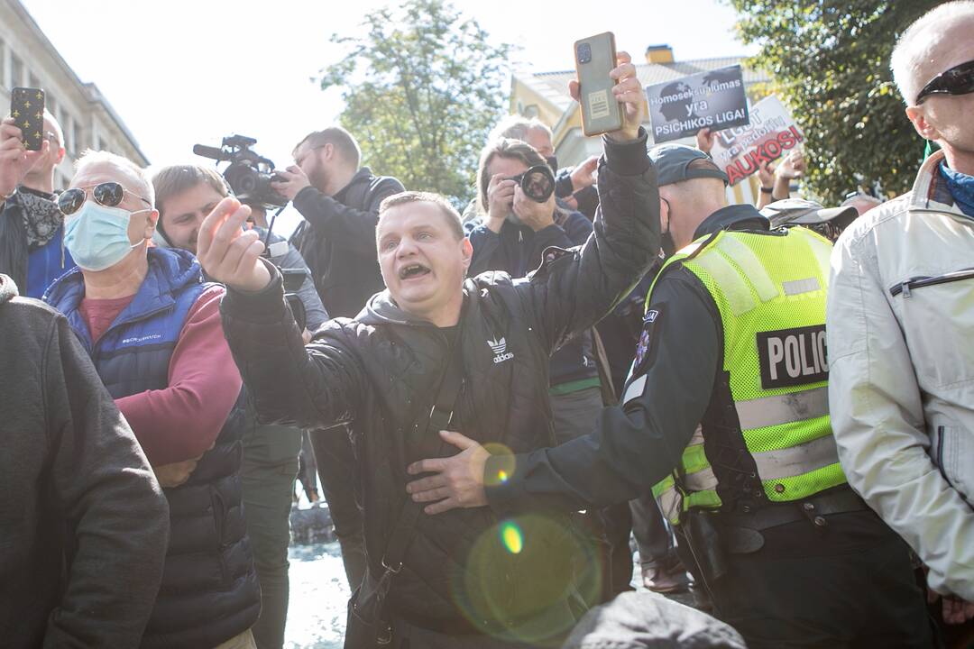 Neramumai per LGBT paradą
