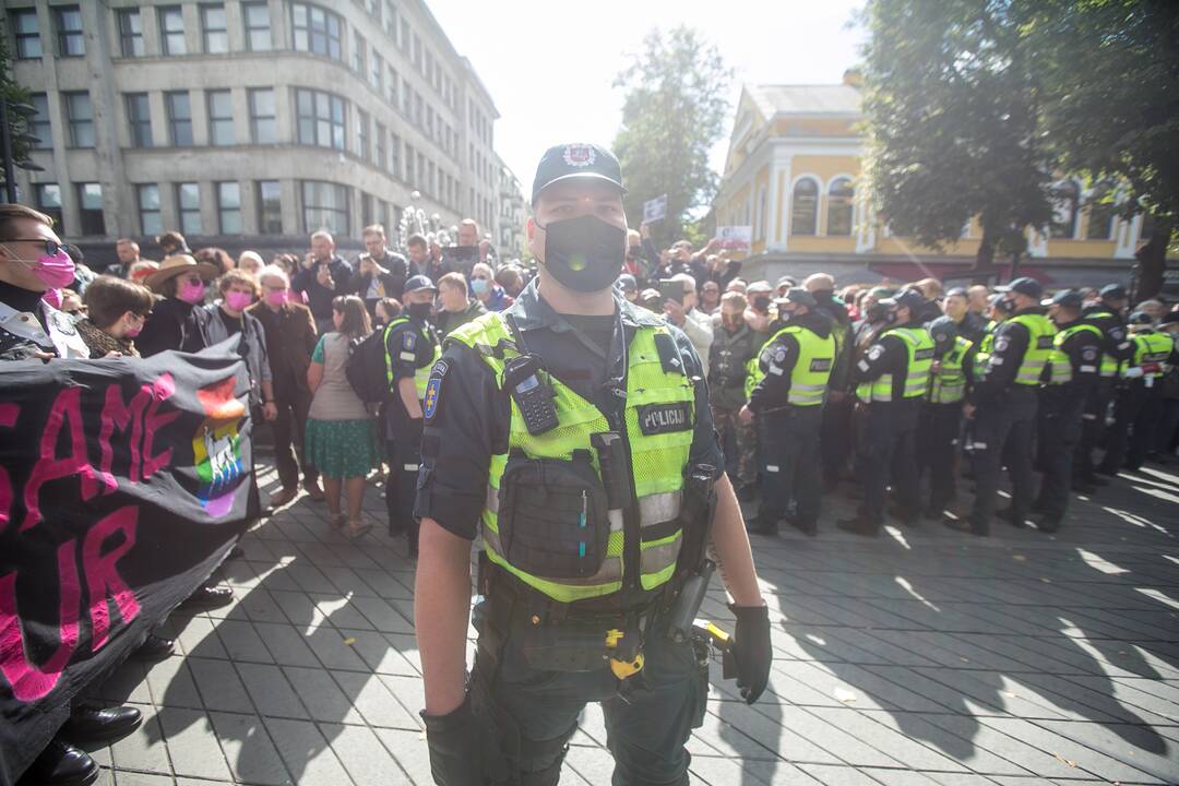 Neramumai per LGBT paradą