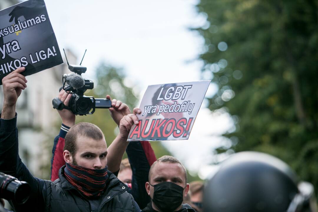 Neramumai per LGBT paradą