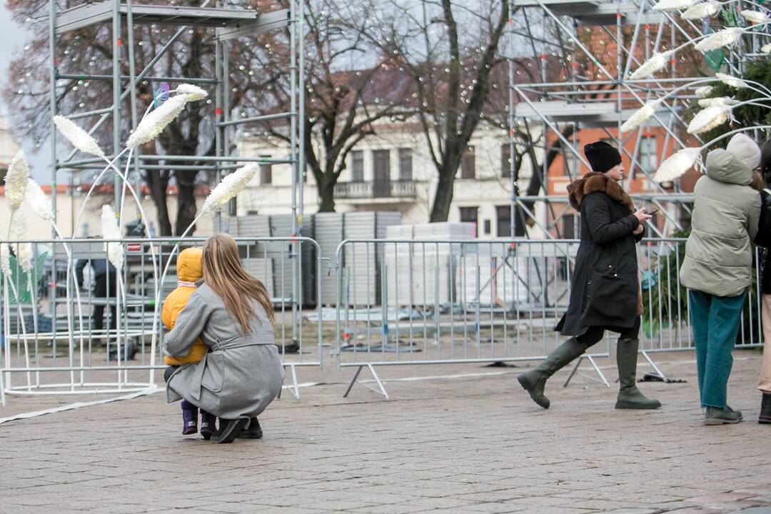 Sekmadienio dieną kauniečiai apžiūrinėja Kalėdų eglę