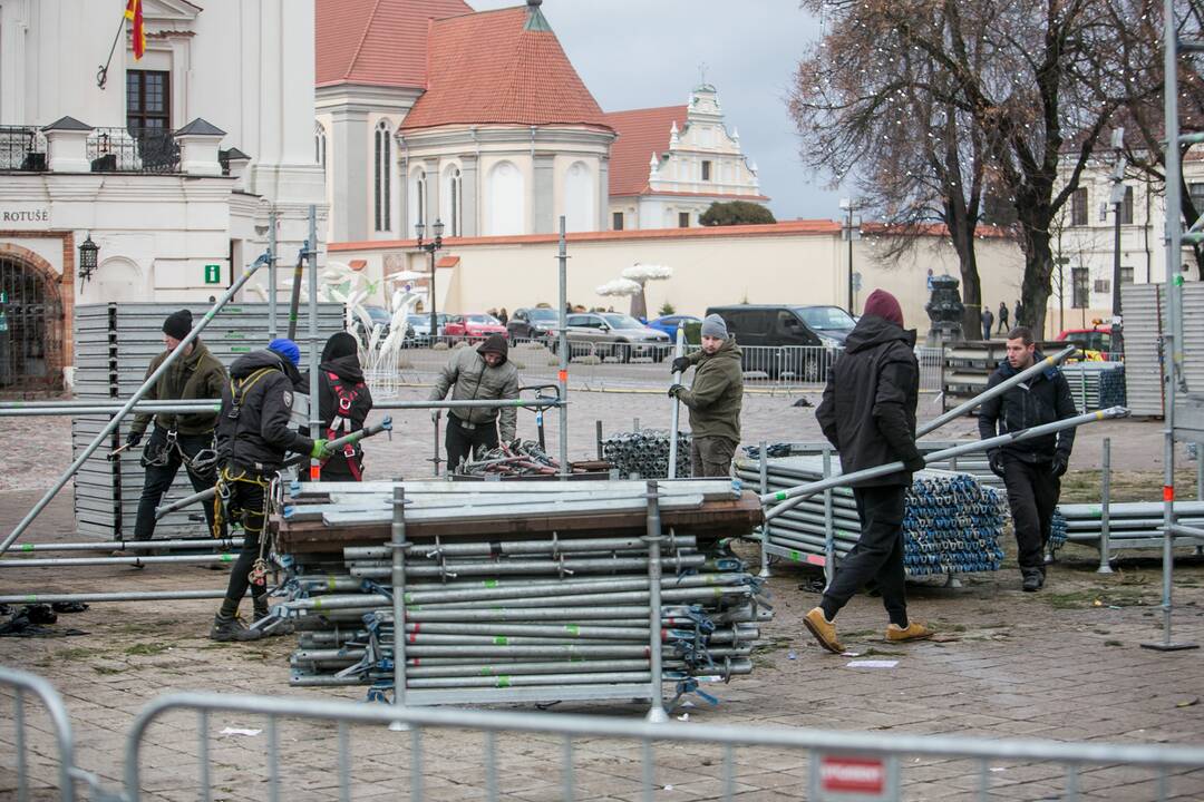 Sekmadienio dieną kauniečiai apžiūrinėja Kalėdų eglę