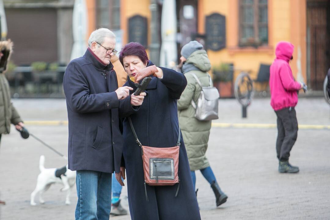Sekmadienio dieną kauniečiai apžiūrinėja Kalėdų eglę
