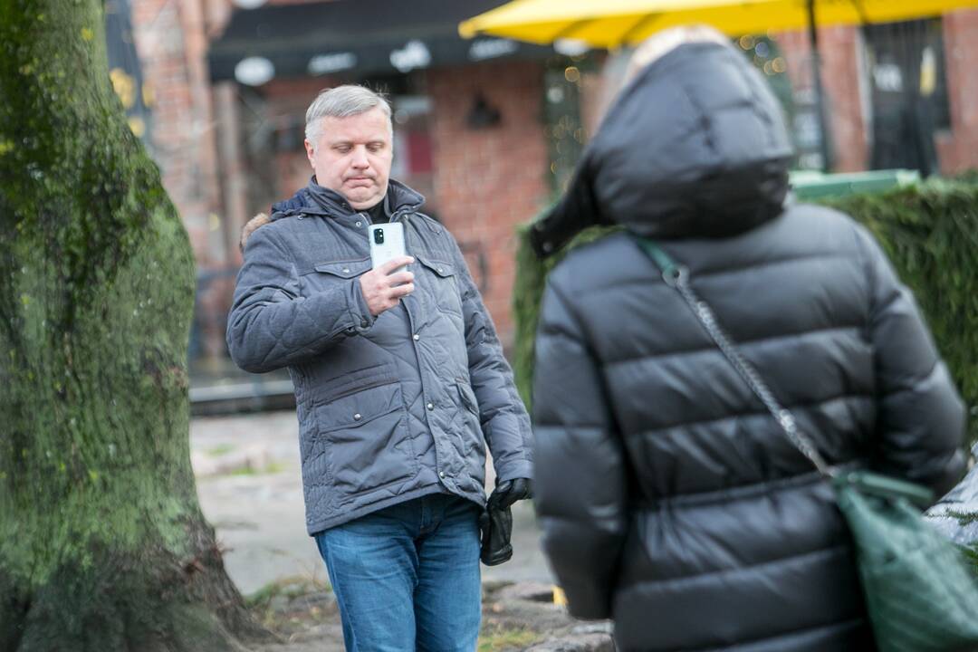 Sekmadienio dieną kauniečiai apžiūrinėja Kalėdų eglę