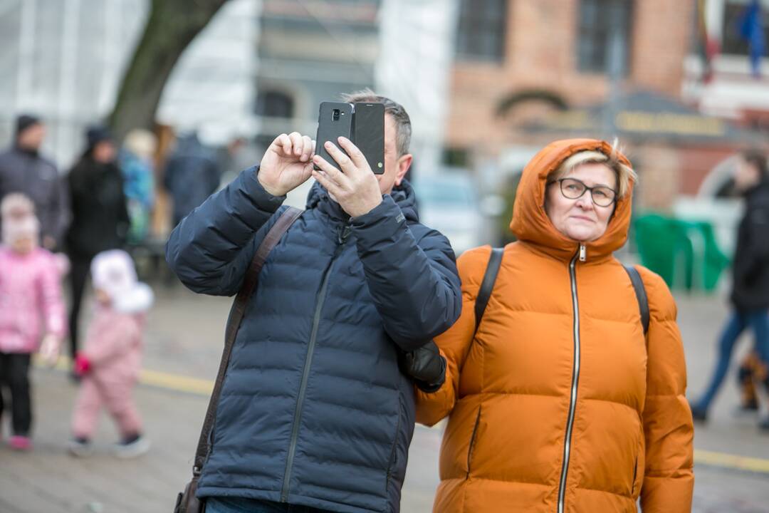 Sekmadienio dieną kauniečiai apžiūrinėja Kalėdų eglę