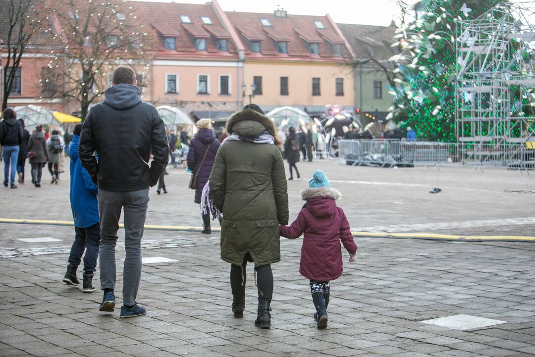 Sekmadienio dieną kauniečiai apžiūrinėja Kalėdų eglę
